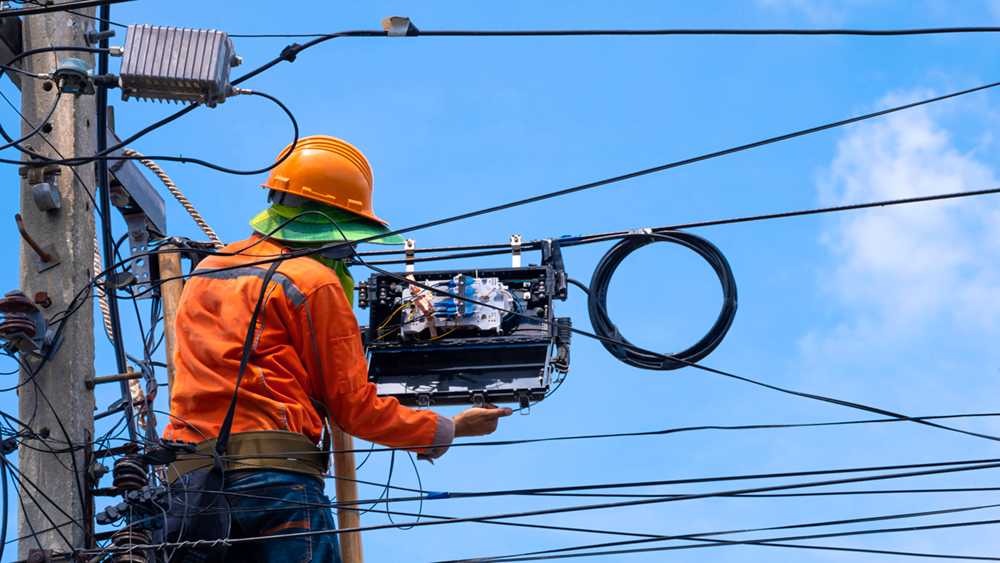 So Sánh Cáp Quang Treo và Cáp Quang Ngầm