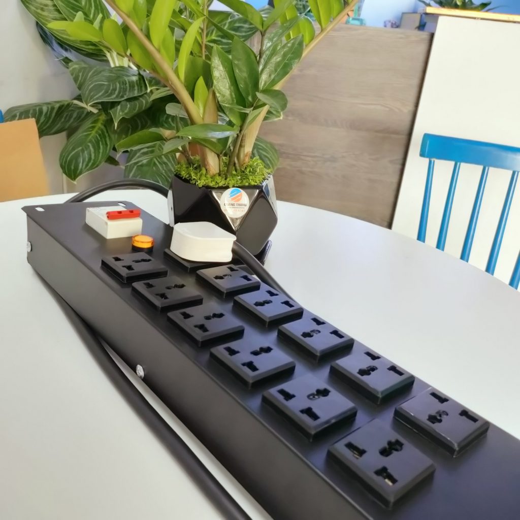 Thanh nguồn PDU 12 Port có CB, khung rack 19inch